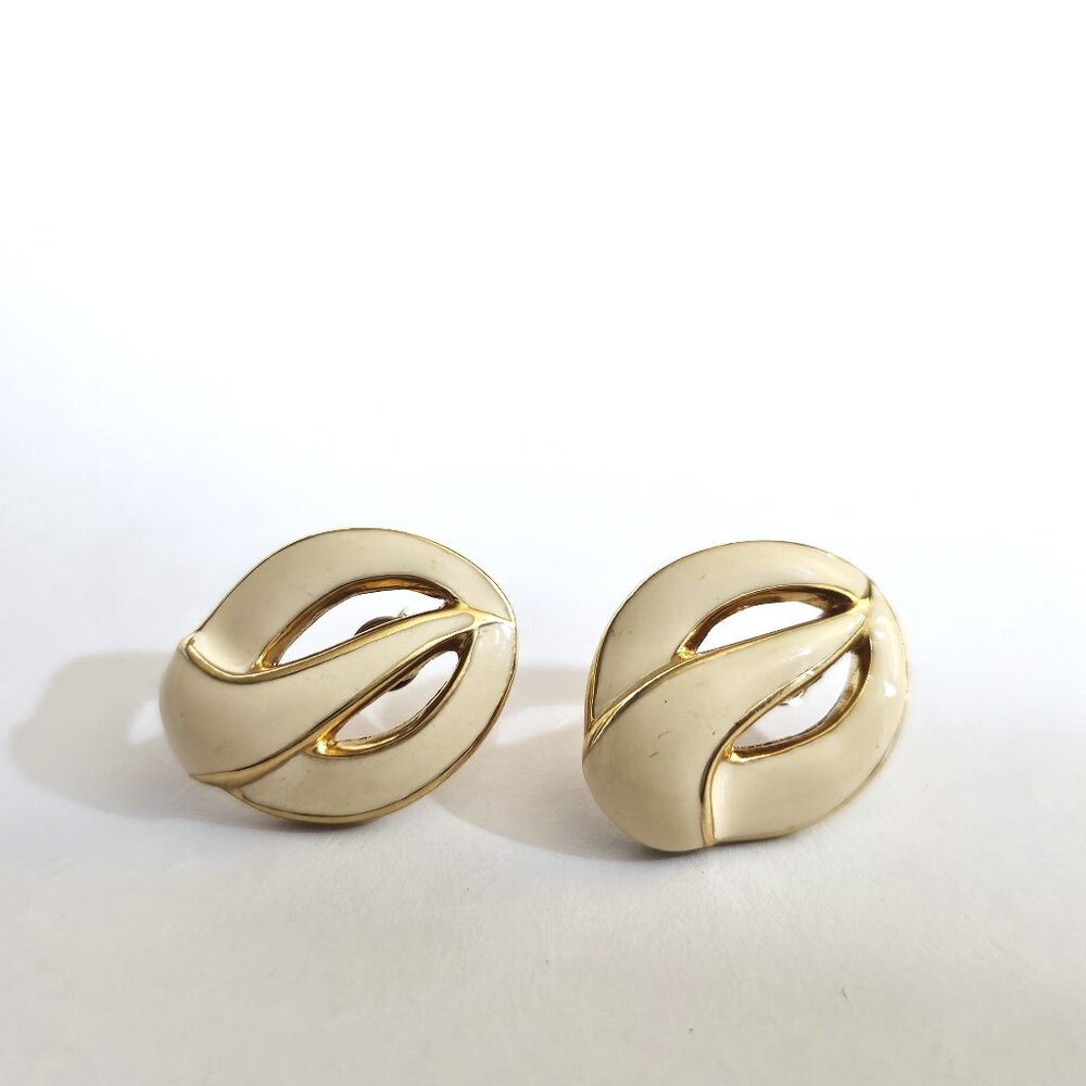 Rare Signed 🖤Monet -  Cream Enamel Gold Tone Earrings